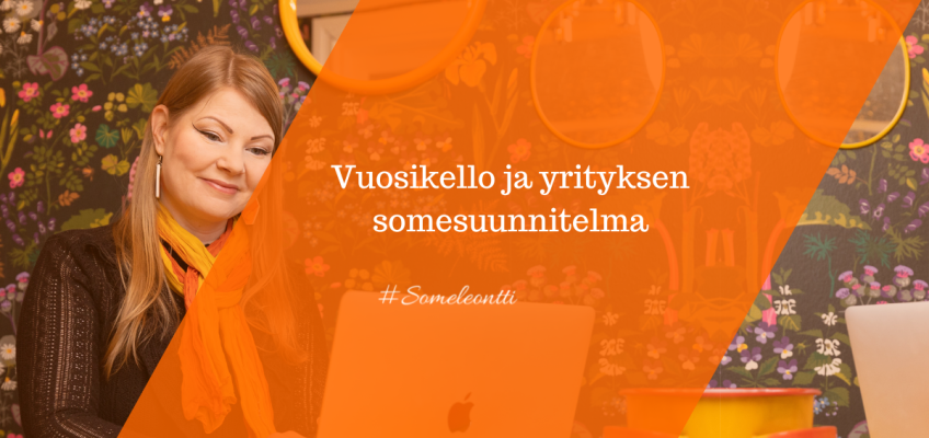 Somesuunnitelman tekoa. Somekouluttaja Sanya Saarinen tekee markkinoinnin vuosikelloa ja yrityksen somesuunnitelmaa Someleontti-yrityksessä.